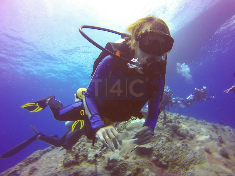Plongée de plongée et plongée en apnée dans les eaux cristallines d'Antalya