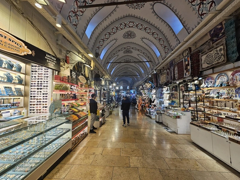  How to Explore Istanbul’s Night Bazaars: Transfers and Tips